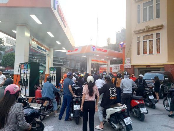 Tình trạng người dân phải xếp hàng dài chờ mua xăng tại Hà Nội những ngày qua.