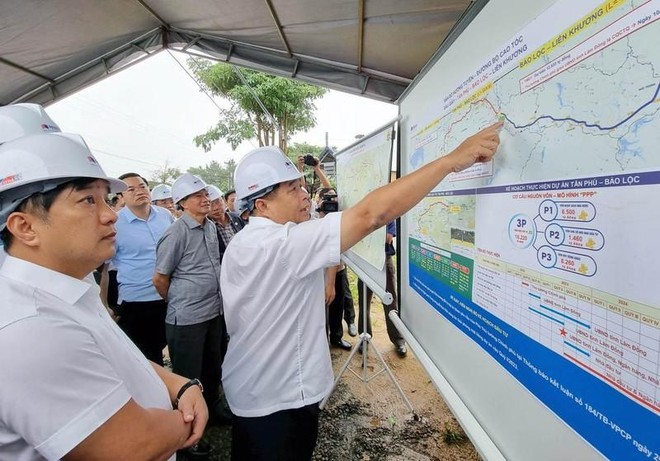 Bộ trưởng Kế hoạch và Đầu tư Nguyễn Chí Dũng xem bản đồ hướng tuyến cao tốc Tân Phú-Bảo Lộc trong chuyến kiểm tra thực địa dự án vào tháng 7/2022. (Ảnh: MAI VĂN BẢO, báo Nhân Dân). 