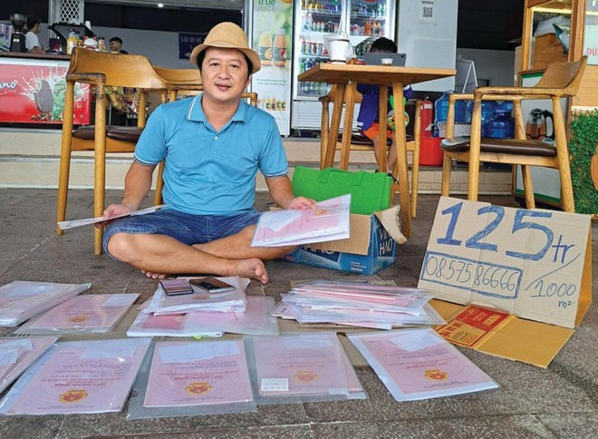 Giám đốc sàn giao dịch bất động sản ở Bình Thuận Nguyễn Hữu Trí bày bán… sổ đỏ ở vỉa hè.