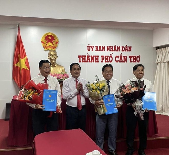 Phó Chủ tịch UBND TP. Cần Thơ Nguyễn Văn Hồng trao các Quyết định bổ nhiệm cán bộ. Ảnh: Thùy Trang