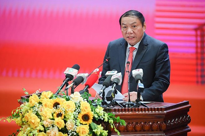 Bộ trưởng Bộ Văn hóa, Thể thao và Du lịch Nguyễn Văn Hùng phát biểu tham luận.