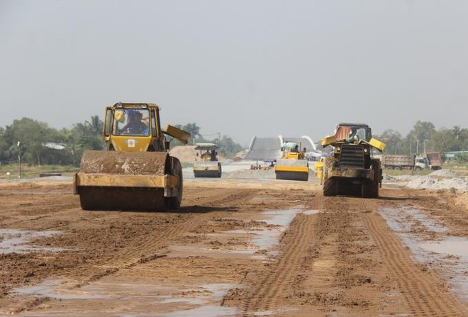Nhiều gói thầu tại Dự án xây dựng đường cao tốc Bến Lức - Long Thành đã thi công trở lại sau 2 năm thiếu vốn.