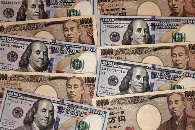 Đồng Yên của Nhật Bản và đồng đô-la Mỹ. Ảnh: AFP/TTXVN