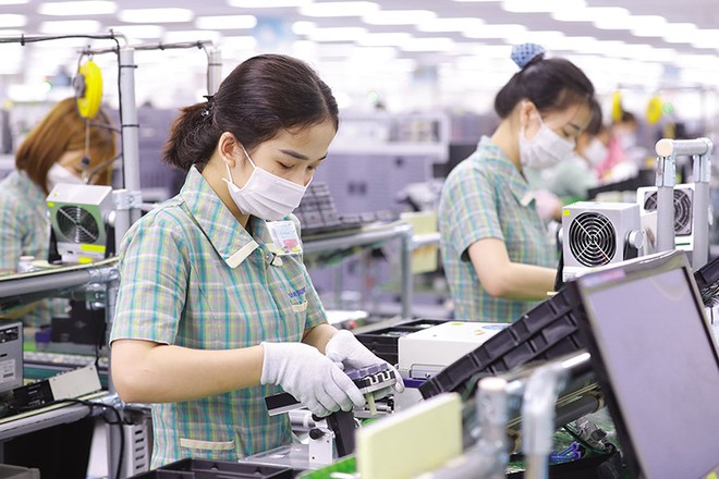 Việt Nam khuyến khích các doanh nghiệp đầu tư trực tiếp nước ngoài, đặc biệt là các tập đoàn lớn đầu tư vào chuỗi sản xuất toàn cầu. Trong ảnh: Công nhân làm việc tại Nhà máy của Samsung Việt Nam. Ảnh: Đức Thanh