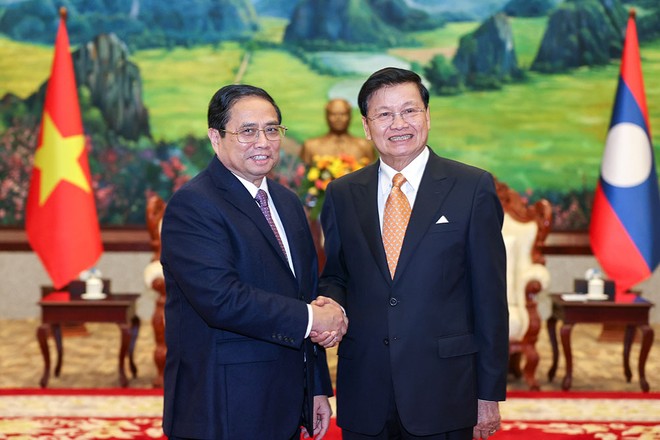 Tổng Bí thư, Chủ tịch nước Thongloun Sisoulith nhiệt liệt chào mừng và hoan nghênh Thủ tướng Phạm Minh Chính thăm chính thức Lào. (Ảnh: Nhật Bắc)