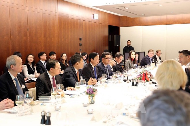 Trong khuôn khổ Hội nghị WEF Davos 2023, Phó Thủ tướng Trần Hồng Hà (thứ 4 từ trái sang) đối thoại với các tập đoàn, quỹ đầu tư. Ảnh: Tố Uyên-PV TTXVN tại Thụy Sỹ 