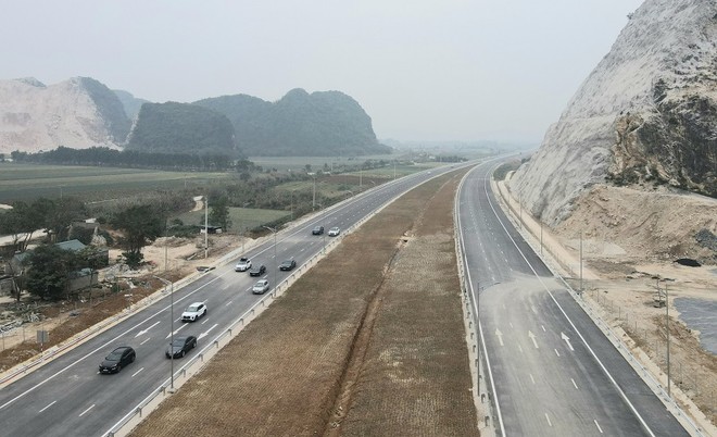Một số phương tiện cơ giới được phân luồng đi trên cao tốc Mai Sơn - Quốc lộ 45 vào sáng nay.