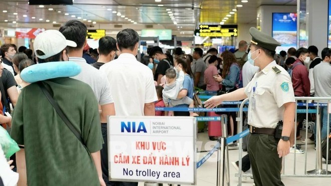 Hành khách làm thủ tục tại sân bay quốc tế Nội Bài.