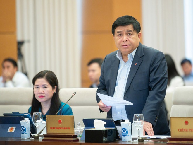 Bộ trưởng Bộ Kế hoạch và Đầu tư Nguyễn Chí Dũng báo cáo tại phiên họp.