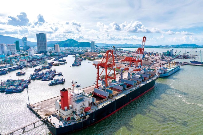 Tổng công ty Hàng hải Việt Nam (VIMC) đang quản lý 14 cảng biển có vị trí quan trọng. Trong ảnh: cảng Quy Nhơn do VIMC quản lý.