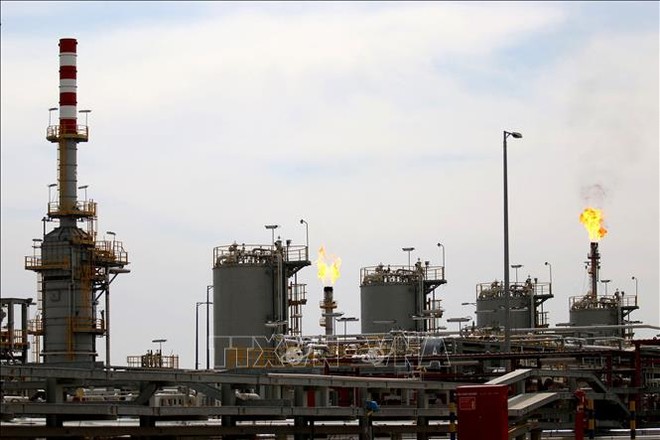 Một cơ sở khai thác dầu ở Zubair, tỉnh Basra, miền Tây Nam Iraq. Ảnh: AFP/TTXVN