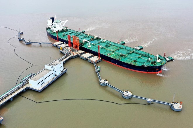 Một tàu chở dầu của Trung Quốc đang dỡ hàng. Ảnh: Getty Images
