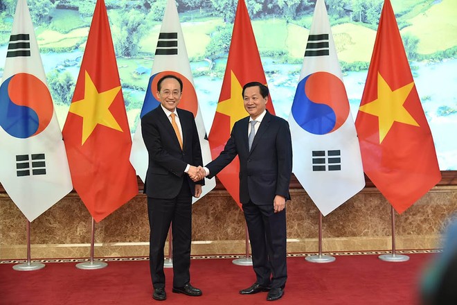 Phó thủ tướng Chính phủ Lê Minh Khái và Phó thủ tướng Hàn Quốc Choo Kyung-ho. (Ảnh: VGP/Quang Thương) 