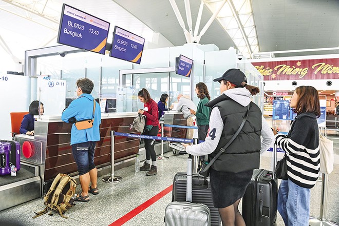 Nhiều kiến nghị liên quan đến chính sách visa để thúc đẩy phát triển du lịch đã được gửi tới VBF. Trong ảnh: Khách quốc tế thực hiện thủ tục tại Cảng hàng không quốc tế Nội Bài. Ảnh: Thy Giang