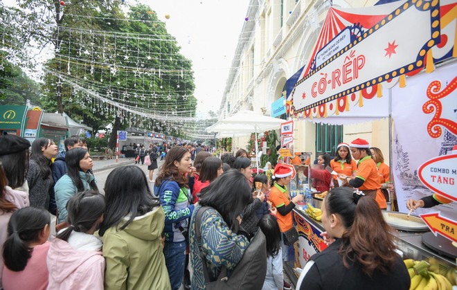 Lễ hội ẩm thực Pháp “Balade en France” tổ chức lần đầu tiên năm 2018 thu hút đông đảo người dân và du khách.