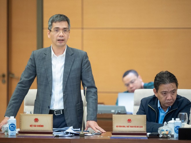 Thứ trưởng Bộ Tài chính Võ Thành Hưng báo cáo tại phiên họp.