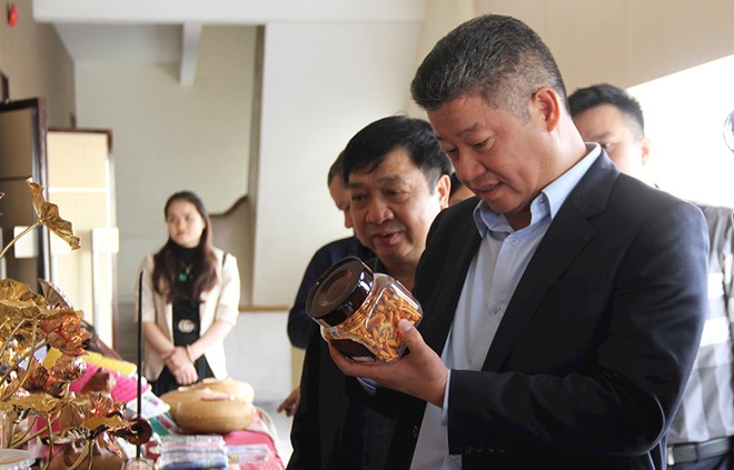 Phó Chủ tịch UBND Thành phố Hà Nội Nguyễn Mạnh Quyền tham quan các sản phẩm OCOP được đánh giá, phân hạng.
