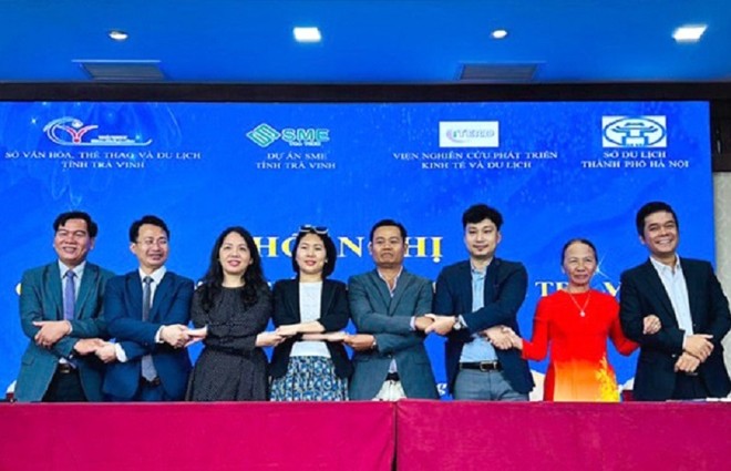 Ký kết biên bản hợp tác liên kết du lịch giữa Trà Vinh và TP. Hà Nội. Ảnh: Báo Trà Vinh online