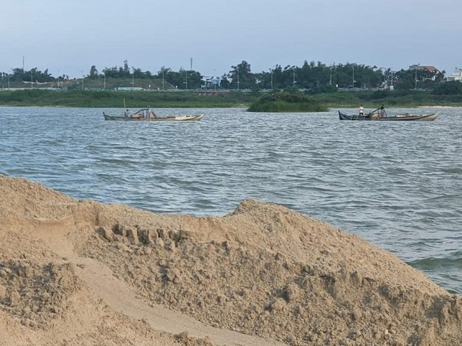 Các tàu hút cát hoạt động trên sông Trà Khúc, tỉnh Quảng Ngãi. Ảnh: P.V