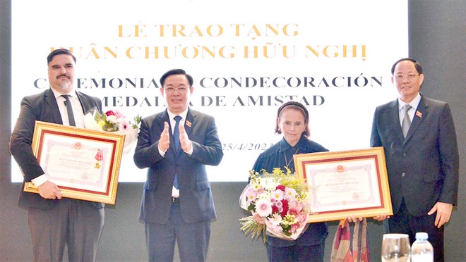 Chủ tịch Quốc hội Vương Đình Huệ đã trao Huân chương Hữu nghị của Nhà nước Việt Nam tặng Viện Văn hoá Argentina - Việt Nam (ICAV) và cá nhân Chủ tịch ICAV Poldi María Sosa - (Ảnh: Doán Tấn).