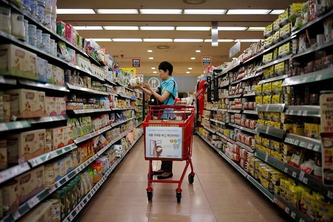 Một phụ nữ đang mua sắm trong một cửa hàng tại thủ đô Seoul, Hàn Quốc. Ảnh: Reuters