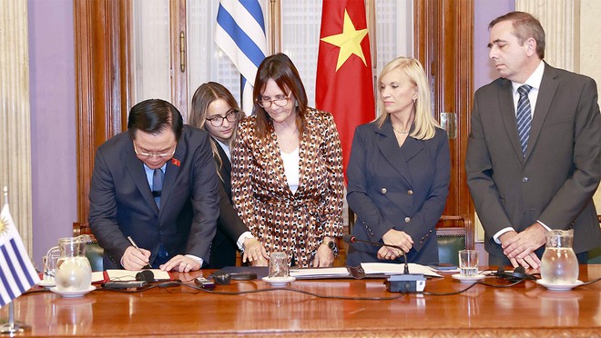 Chủ tịch Quốc hội Vương Đình Huệ ký Thỏa thuận hợp tác giữa Quốc hội nước CHXHCN Việt Nam và Nghị viện Đông Uruguay. (Ảnh: Doãn Tấn).