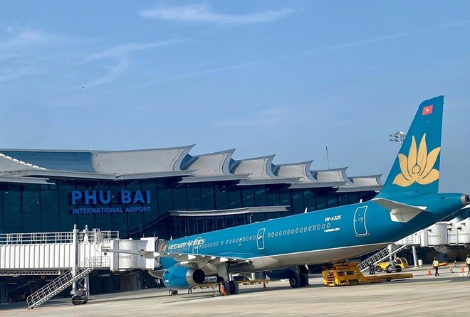 Vietnam Airlines là hãng đầu tiên khai thác Nhà ga T2 Phú Bài, với chuyến bay đầu tiên của hãng là VN1370 từ TP Hồ Chí Minh hạ cánh tại sân bay Phú Bài lúc 6h25 hôm nay.
