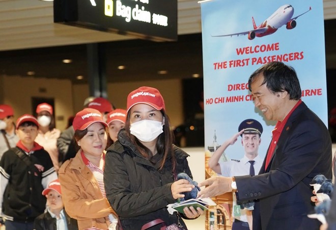 Lãnh đạo Vietjet chào đón hành khách của chuyến bay kết nối TP HCM với Melbourne (Úc) - một trong những đường bay quốc tế mới được Vietjet khai trương trong quý I-2023 (ảnh: NQ)