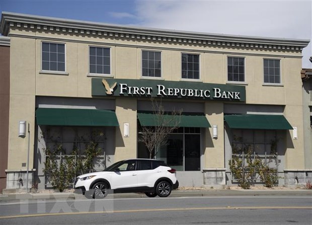 ”Gã khổng lồ” Phố Wall JPMorgan Chase đã ra tay cứu vớt First Republic Bank vào cuối tuần qua. Ảnh: AFP/TTXVN