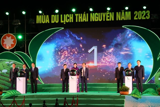 Lãnh đạo tỉnh Thái Nguyên và Bộ Văn hoá Thể thao và Du lịch thực hiện nghi thức khai mạc mùa du lịch Thái Nguyên 2023.