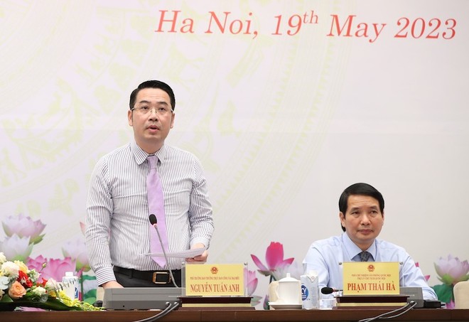 Phó trưởng ban Công tác đại biểu Nguyễn Tuấn Anh trả lời tại cuộc họp báo.