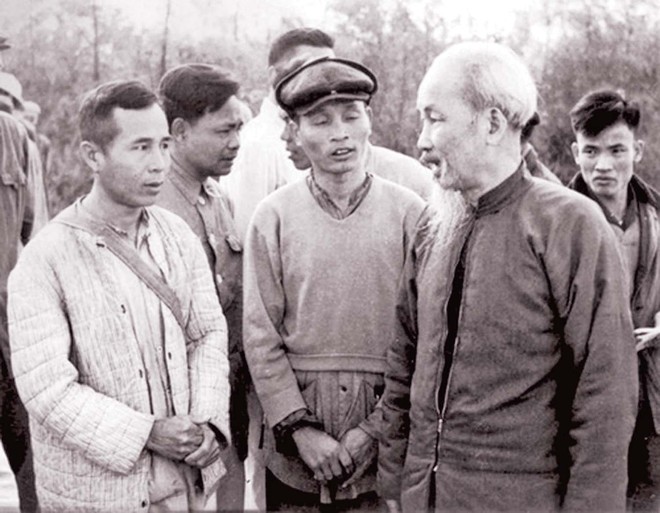 Chủ tịch Hồ Chí Minh nói chuyện với các đồng chí lãnh đạo xã Bình Dương (huyện Vĩnh Tường, tỉnh Vĩnh Phúc) về công tác quy hoạch ruộng đất, ngày 25/1/1961. Ảnh: Tư Liệu