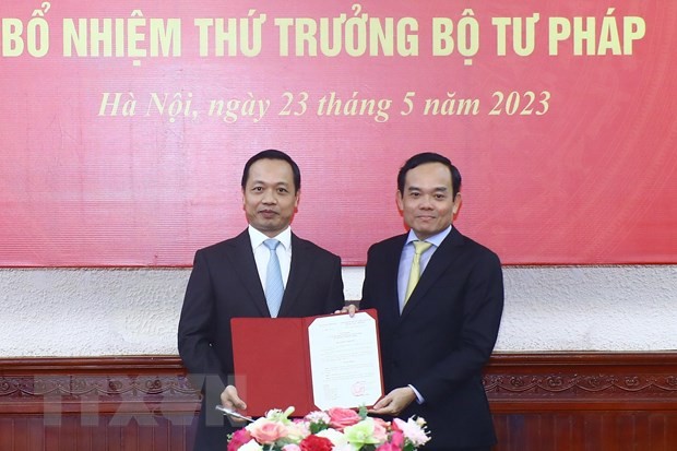 Phó Thủ tướng Trần Lưu Quang trao Quyết định bổ nhiệm ông Trần Tiến Dũng giữ chức Thứ trưởng Bộ Tư pháp. (Ảnh: Lâm Khánh/TTXVN) 
