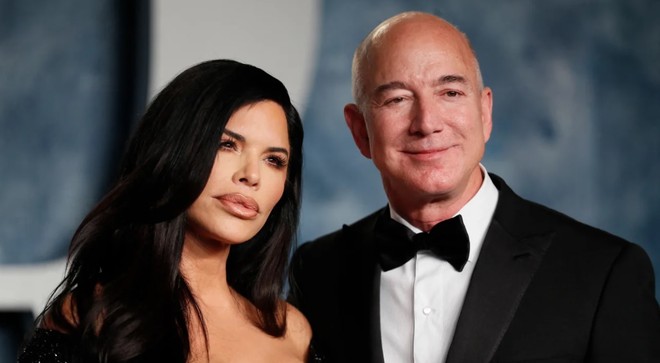 Bà Lauren Sanchez và ông Jeff Bezos. Ảnh: Reuters