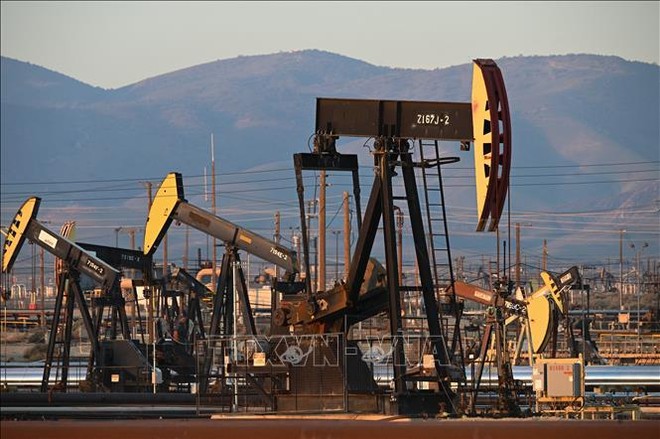 Giá dầu quay đầu giảm sâu do các tín hiệu nhu cầu suy yếu trước thềm cuộc họp OPEC+
