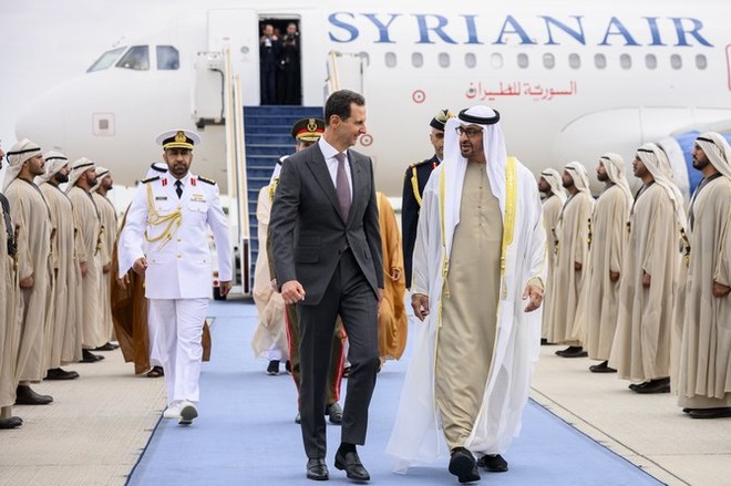 Tổng thống Syria Bashar Al-Assad (trái) gặp Tổng thống UAE Sheikh Mohamed bin Zayed trong chuyến thăm chính thức đến UAE. Ảnh: WAM 