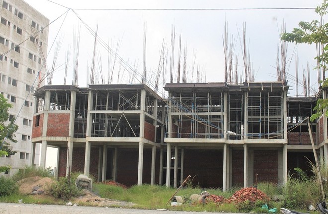 UBND tỉnh Quảng Nam quyết định cấp giấy chứng nhận đầu tư dự án Khu nhà ở dành cho người có thu nhập thấp tại Khu Công nghiệp Điện Nam - Điện Ngọc vào năm 2009, tuy nhiên đến nay dự án vẫn còn dang dở. 