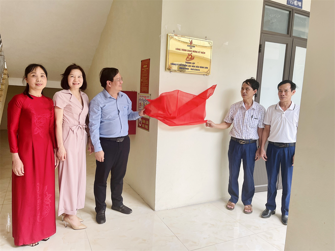 Các đại biểu thực hiện nghi lễ khánh thành Trường Mầm non xã Việt Hòa