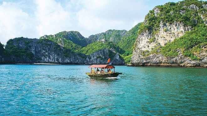 Cát Bà được chuyên trang du lịch của Microsoft xếp thứ hai trong danh sách 10 bãi biển ngoạn mục nhất châu Á.