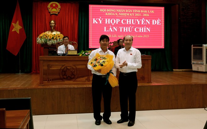 Chủ tịch tỉnh Đắk Lắk, ông Phạm Ngọc Nghị tặng hoa chúc mừng ông Nguyễn Thiên Văn. Ảnh: Thế Hùng
