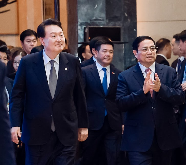 Thủ tướng Phạm Minh Chính cùng Tổng thống Hàn Quốc Yoon Suk Yeol dự Diễn đàn Doanh nghiệp Việt Nam - Hàn Quốc. Ảnh: VGP/Nhật Bắc