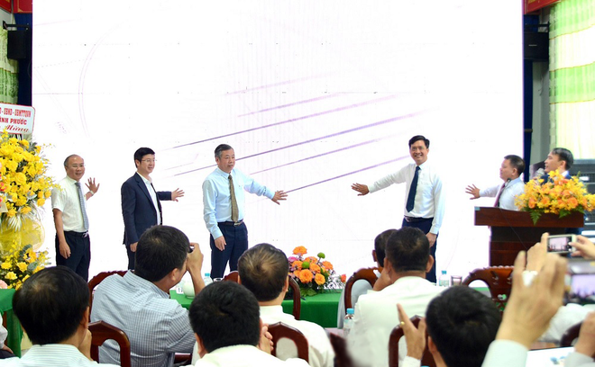 Lãnh đạo tỉnh Bình Phước và VNPT ấn nút khai trương “Phần mềm tài nguyên và môi trường tỉnh Bình Phước”.