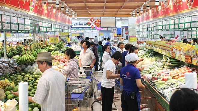 Người tiêu dùng mua các sản phẩm nông sản Việt tại siêu thị