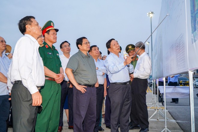 Thủ tướng Chính phủ Phạm Minh Chính kiểm tiến độ thực hiện Dự án xây dựng Nhà ga hành khách T2-Cảng hàng không quốc tế Cát Bi. 