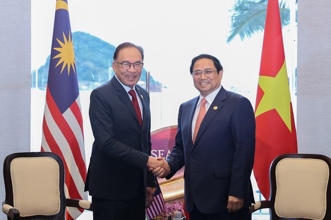 Thủ tướng Phạm Minh Chính gặp Thủ tướng Malaysia Anwar Ibrahim nhân dịp cùng dự Hội nghị Cấp cao ASEAN lần thứ 42 tại Labuan Bajo, Indonesia (Ảnh: Nhật Bắc)