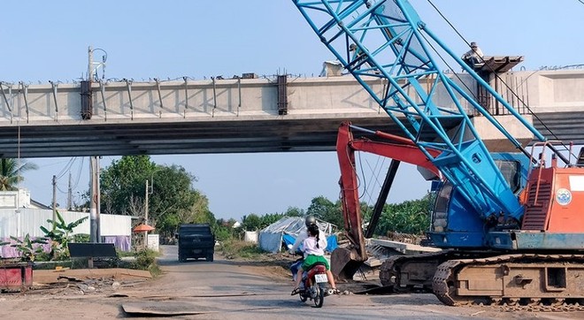 Hạng mục cầu Hòa Thành xây dựng vượt sông và tuyến đường ô tô về trung tâm xã Hòa Thành, Hòa Tân. Ảnh chụp chiều 24/2/2023 (Ảnh: Trần Nguyên, báo Cà Mau).