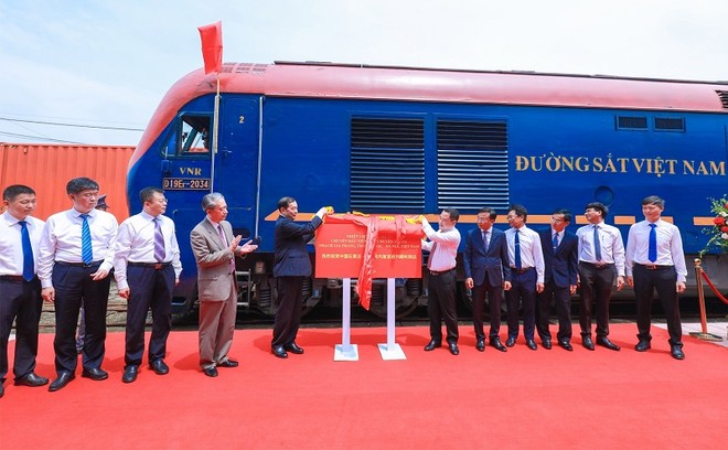 Lãnh đạo TP. Thạch Gia Trang (Trung Quốc) và đại diện Bộ GTVT, Tổng công ty Đường sắt Việt Nam đón chuyến tàu chuyên tuyến đầu tiên 