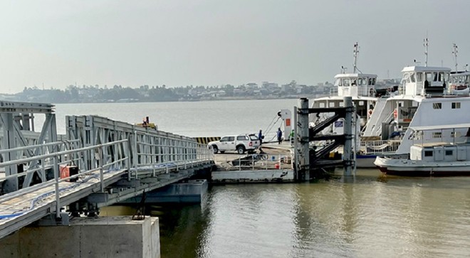 Cử tri An Giang kiến nghị đầu tư xây dựng cầu Tân Châu - Hồng Ngự thay cho phà đang hoạt động hiện nay. Ảnh: Nguyệt Ánh