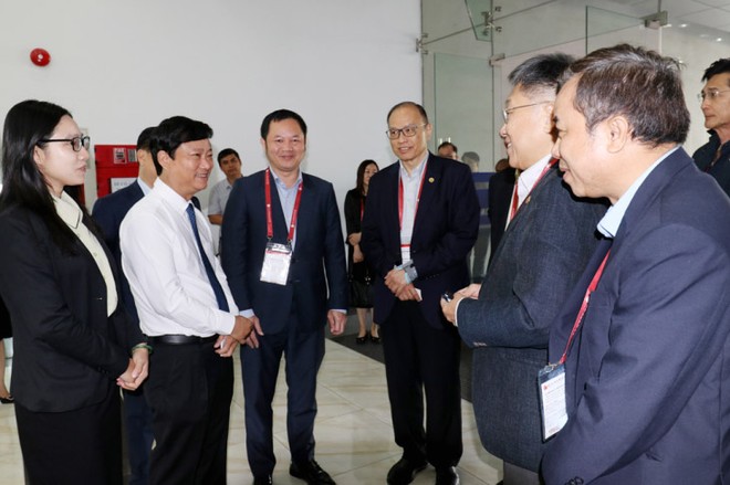 Ông Võ Văn Minh (áo trắng) Chủ tịch UBND tỉnh Bình Dương trao đổi với các doanh nghiệp Singapore tại một hội nghị xúc tiến đầu tư vào tháng 3 năm nay
