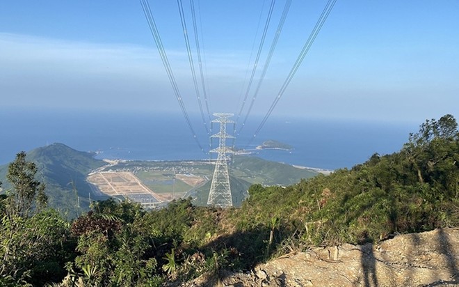 Đường dây 500 kV mạch 3 Vũng Áng - Quảng Trạch - Dốc Sỏi - Pleiku 2 dài gần 742 km được khởi công tháng 12/2018 và đóng điện kỹ thuật vào 31/7/2022. 